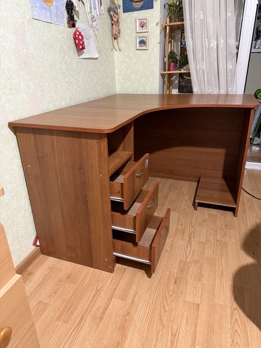Кутовий офісний письмовий стіл
