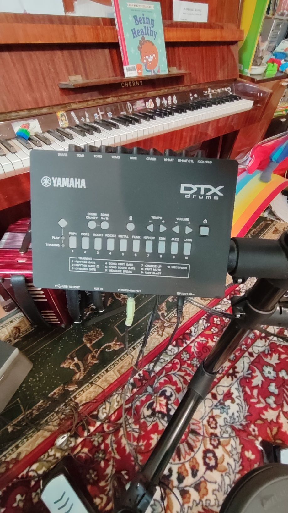 Продам електронну барабанну установку Yamaha DTX402K.