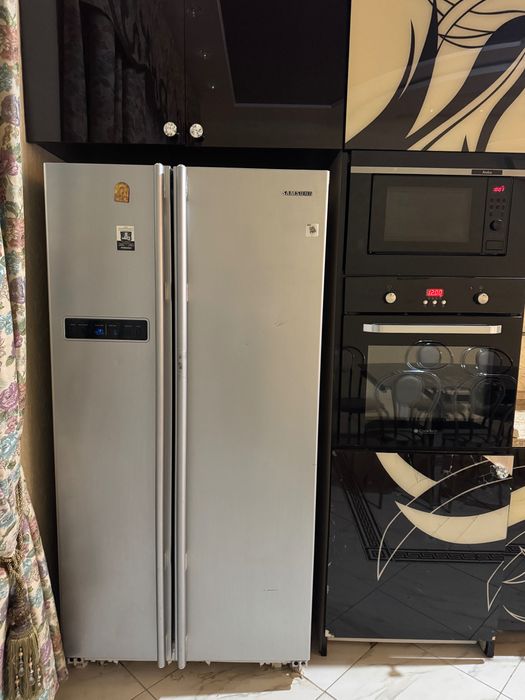 Продам двухдверный холодильник Samsung