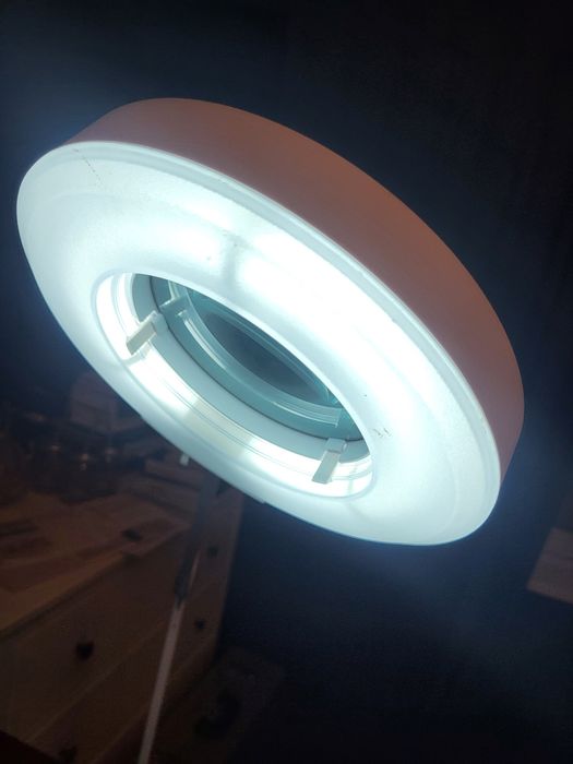 Lampa kosmetyczna z lupą