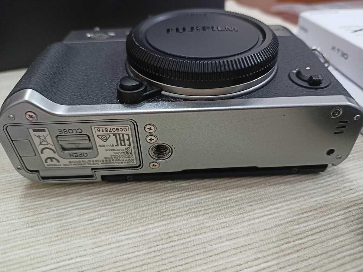 Fujifilm X-T30  (26.1 MP)"c/Nova" c/ 3 mil disparos + Punho Metálico