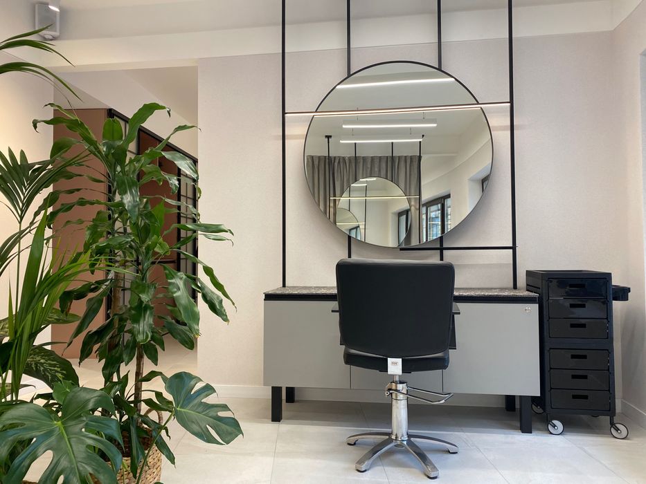 Перукарське крісло в vip залі  в центрі міста. Світло є!!