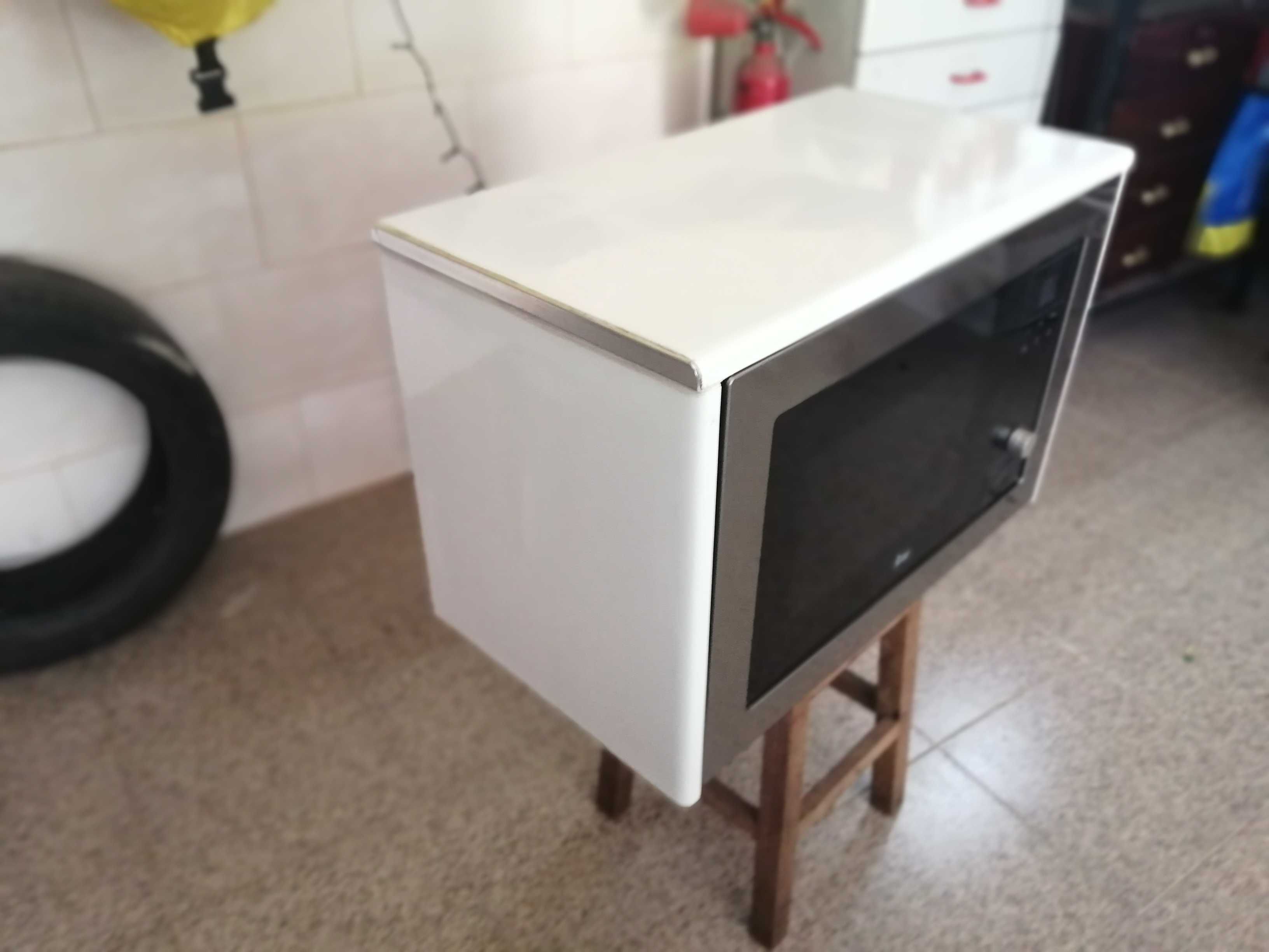 Forno micro-onda TEKA de encastrar e com móvel armário