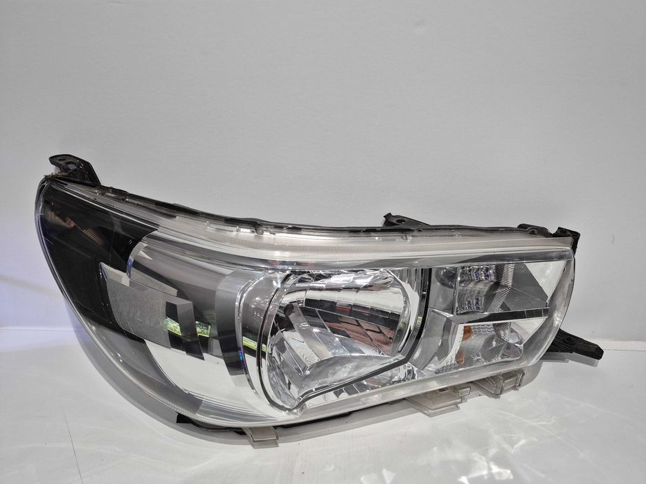 Toyota Hilux VIII 15-20 Lampa reflektor prawy przód Europa oryginalny