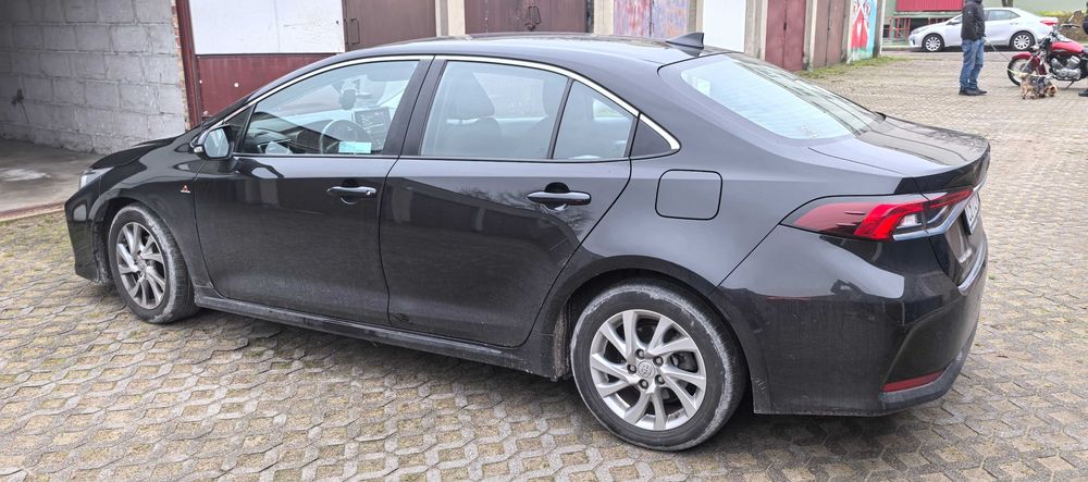 Samochód TOYOTA Corolla 2019 i komplet zapasowych alufelg z oponami