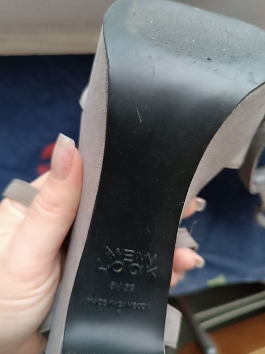 Босоніжки на високих підборах