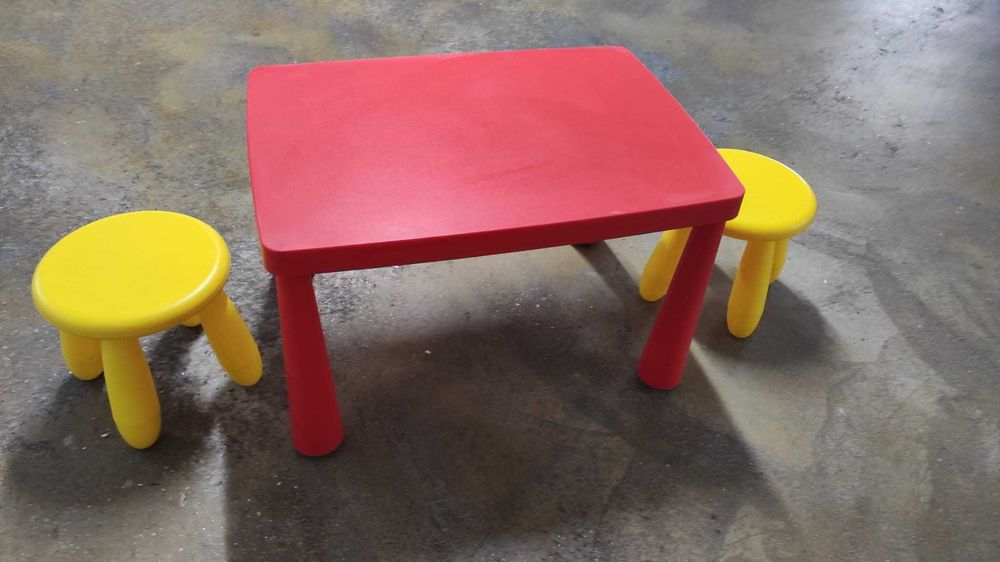 Mesa infantil com 2 banquinhos - IKEA