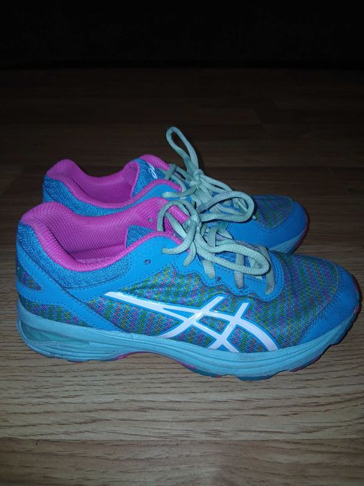 Дитячі кросівки для гри. Фірми Асікс