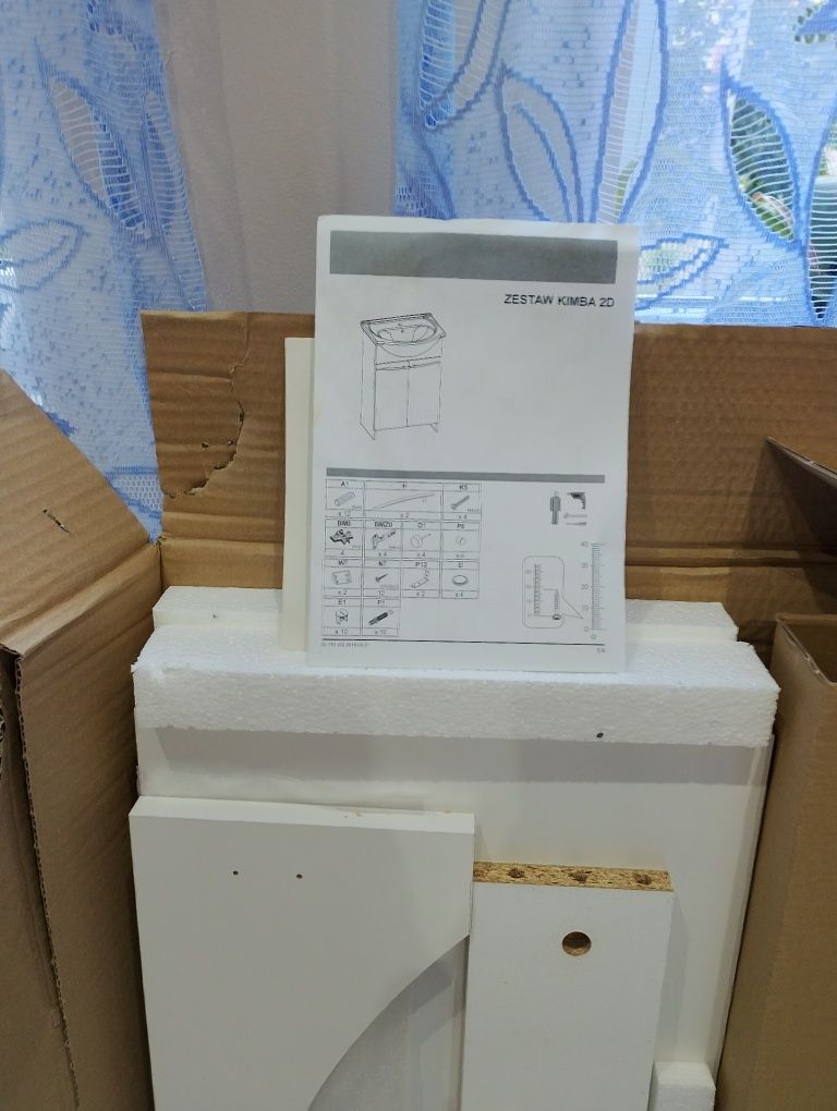 Sprzedam umywalkę z szafką łazienkowa.