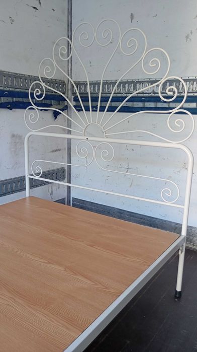 Cama em ferro , medida 1.83x1.23