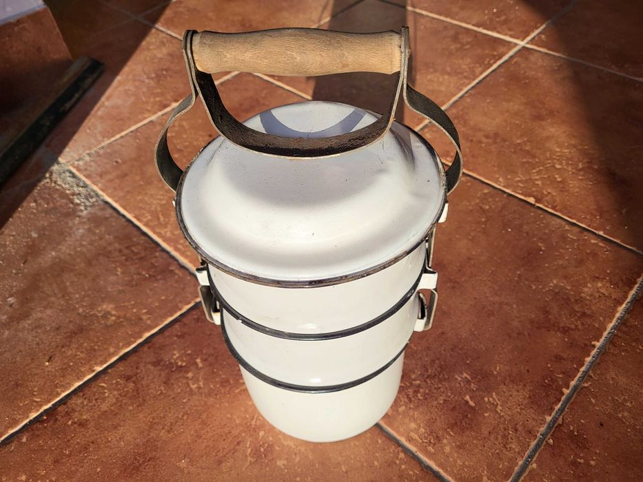 Stary pojemnik na posiłki do pracy