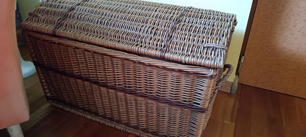 Duży kosz wiklinowy.