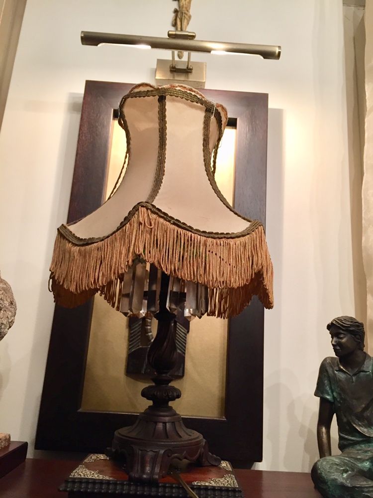 Candeeiro de decoração bastante antigo a precisar de um arranjo.