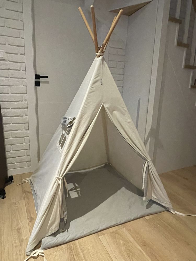 Tipi, namiot beżowo-szare