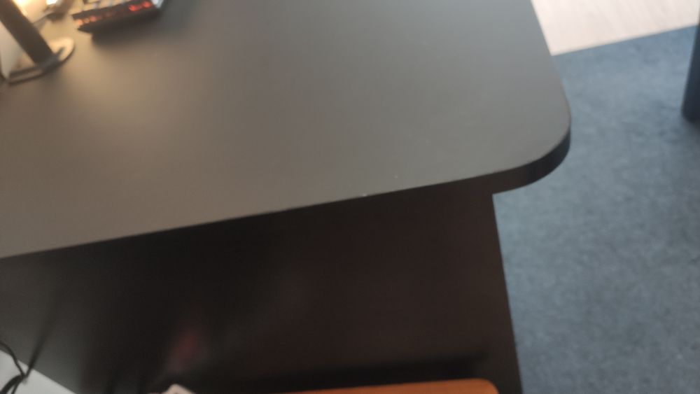 Secretária com led e suporte para 2 ecrãs