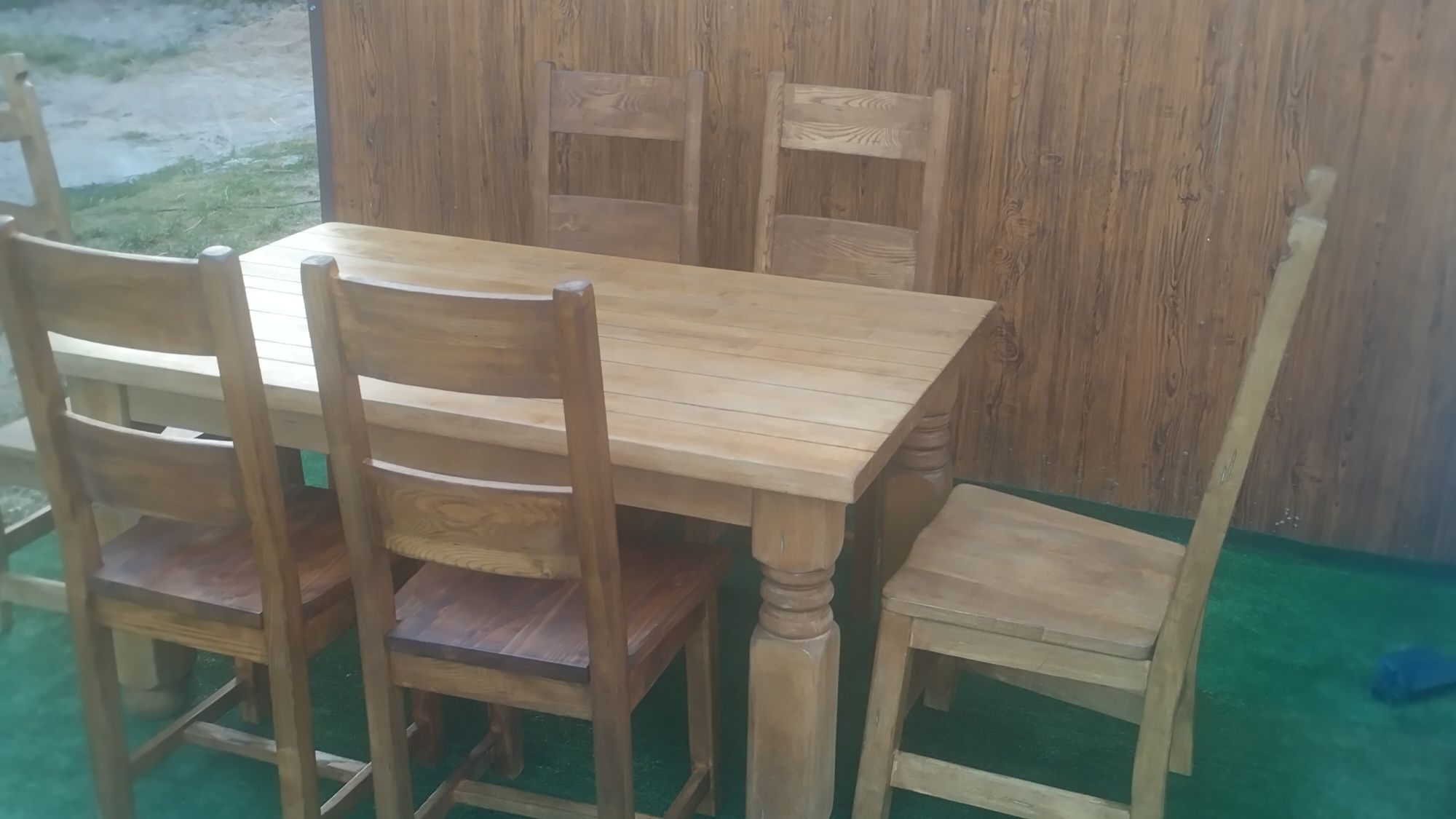 Stół  i sześć krzeseł.