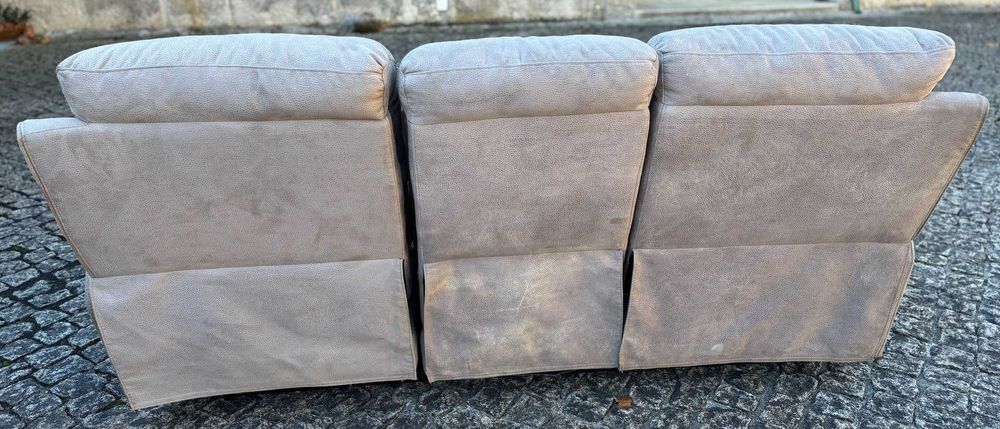 Sofá beje acinzentado de 3 lugares