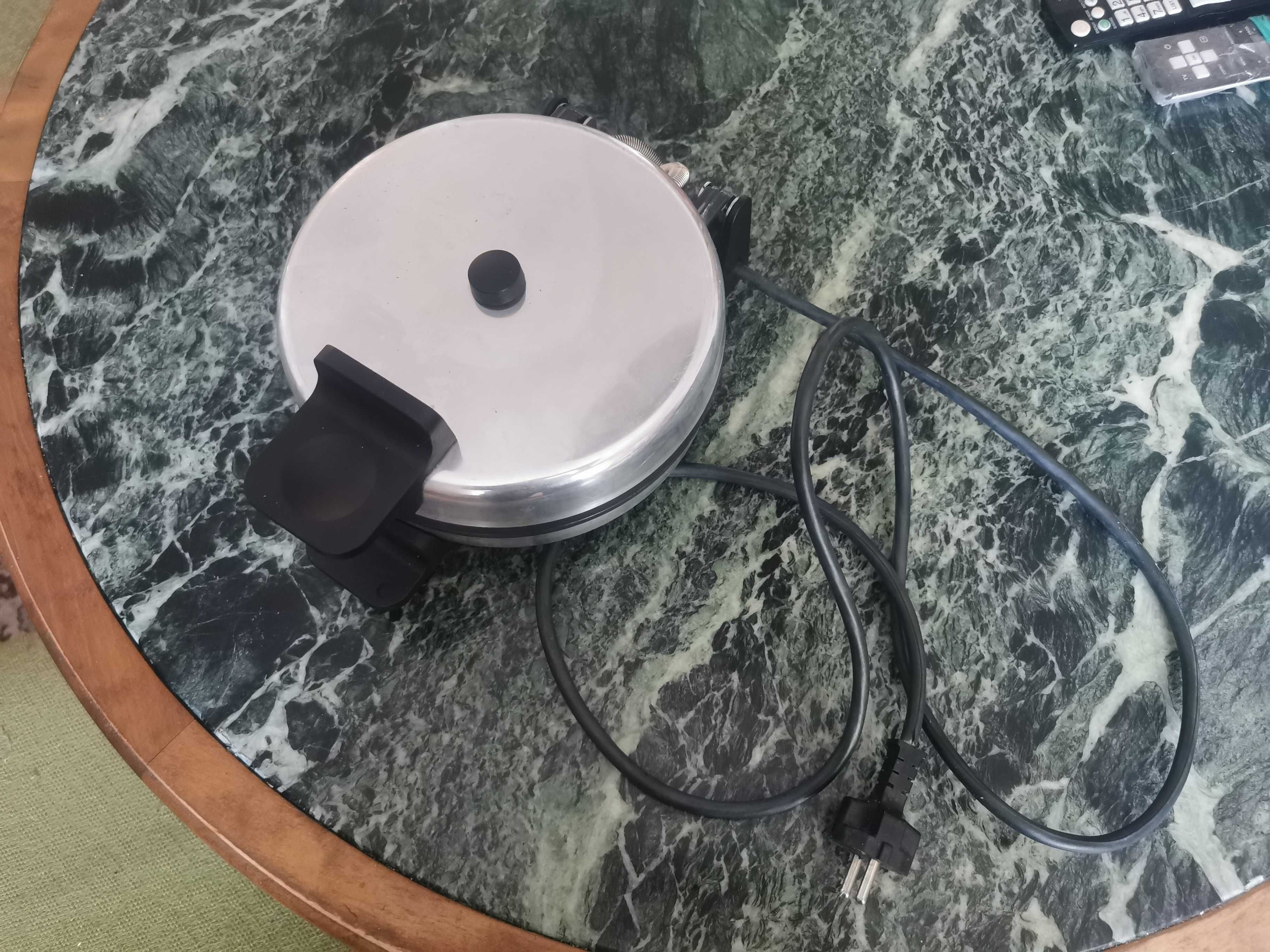 Gofrownica  serca DDR PRL w pełni sprawna model WE2 moc 1000 W