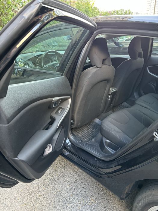 Чорний Volvo V40