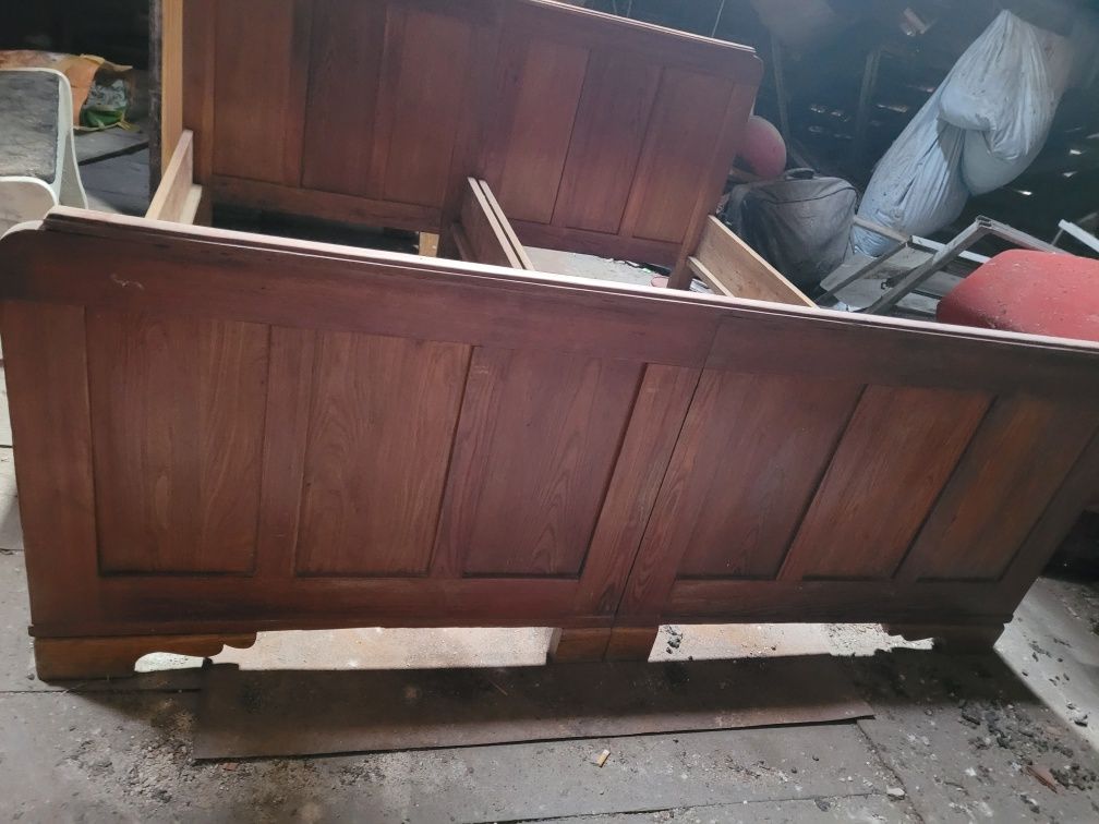 Stare  łóżko drewniane