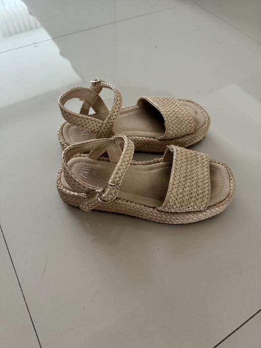 Sandalias creme Zara