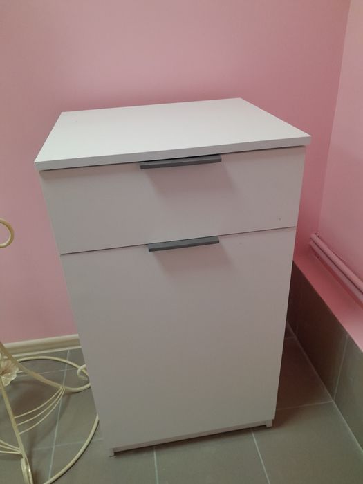Нова, біла  шафа