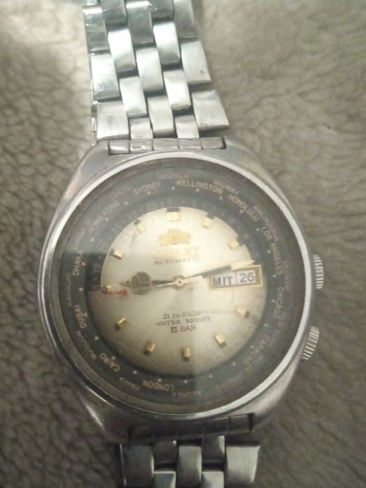 У продажу хороший наручний годинник