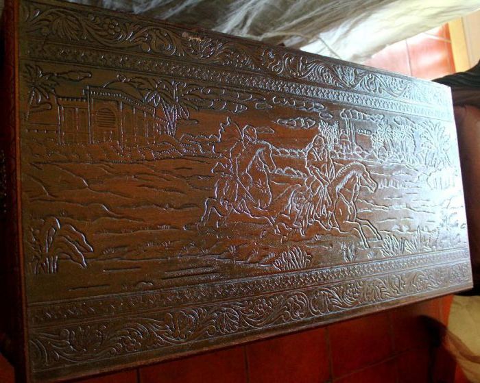 Baú antigo de madeira trabalhada