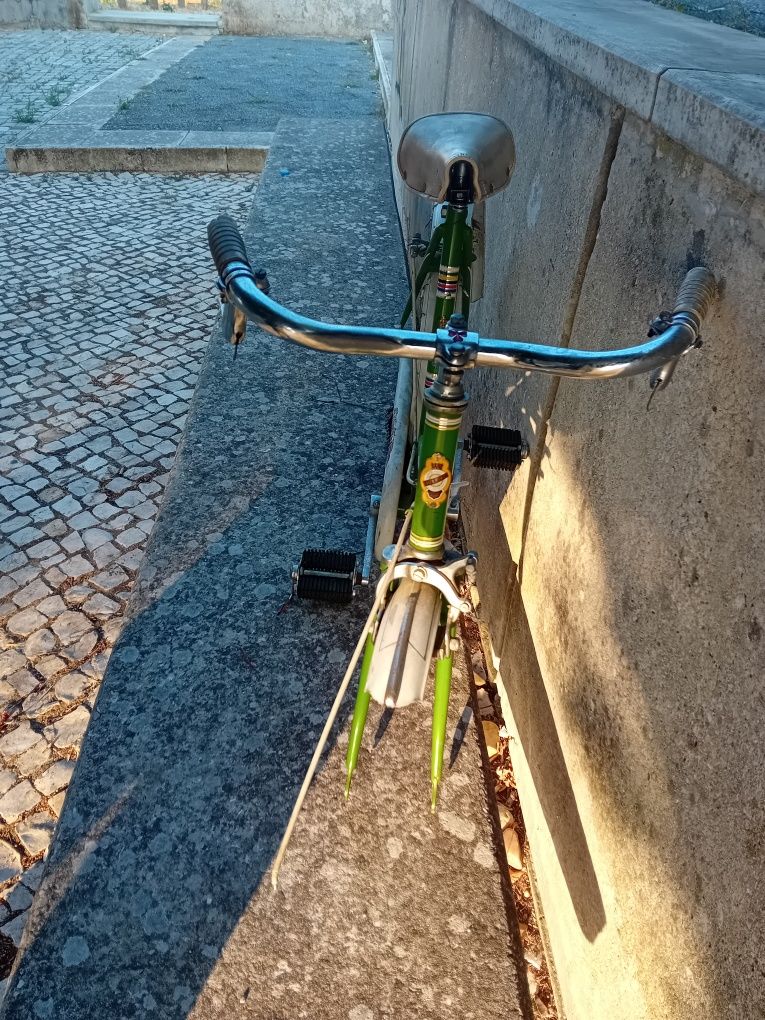 Bicicleta antiga para restaurar