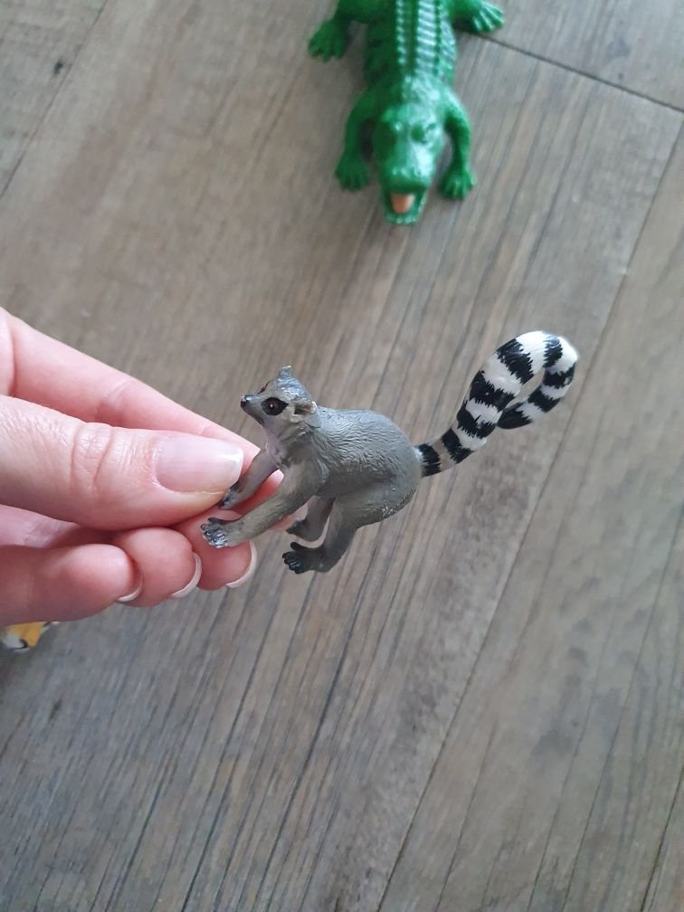 Zestaw zwierzątka safari figurki tygrys słoń lemur krokodyl drzewa