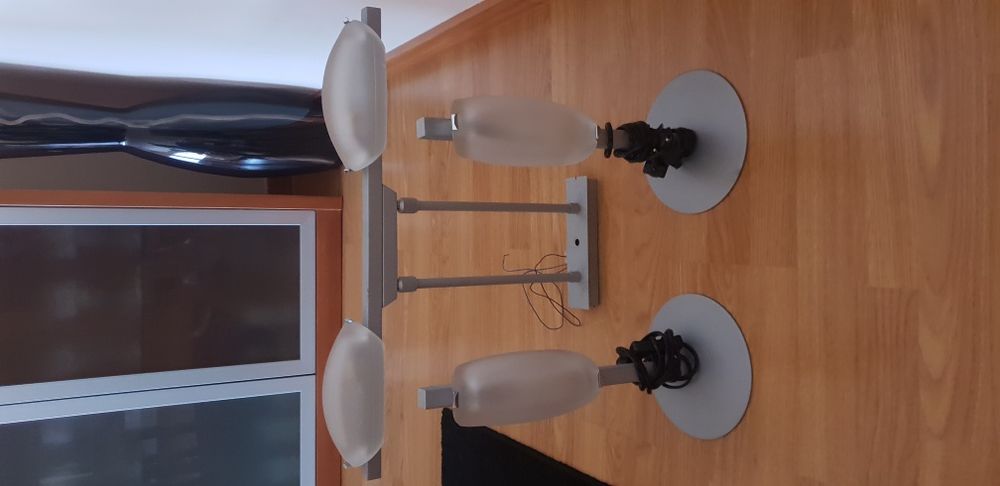 Candeeiros de teto e mesinhas de cabeceira