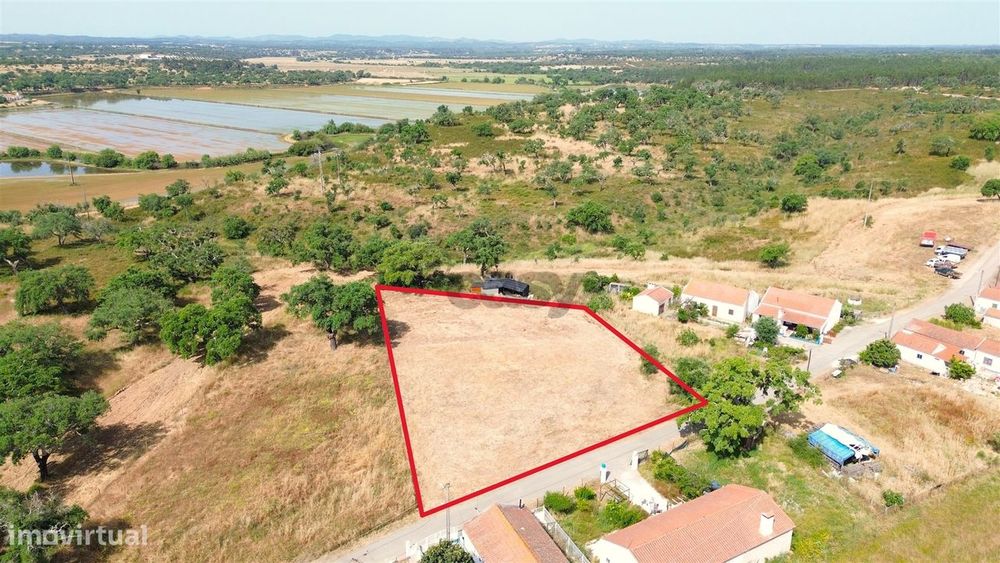Terreno urbano com área de 2145 m2 situado nos Foros do Chaparral, Bic