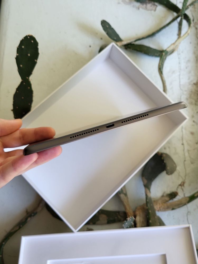 Планшет Apple iPad 8 покоління 10.2" 32 GB