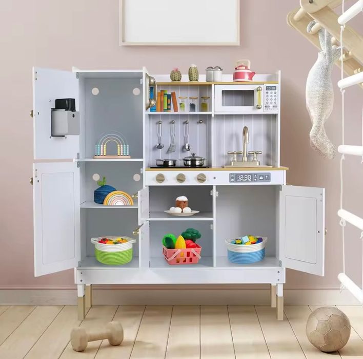 Деревʼяна кухня. Дитячий удаваний кухонний набір