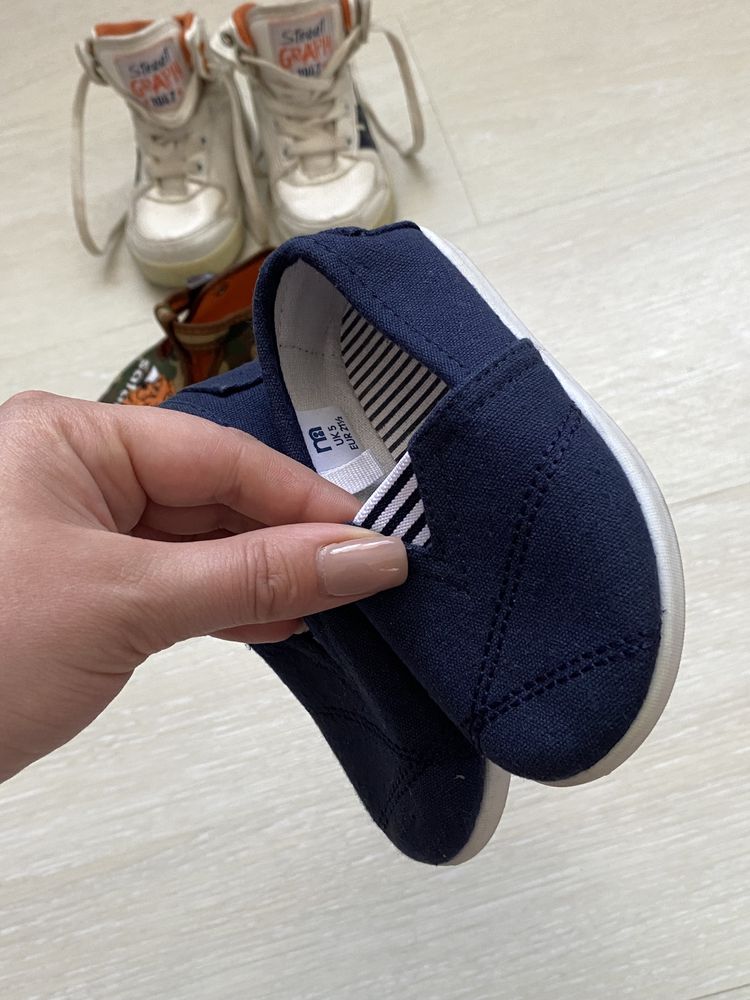 Кросівки Adidas сліпони мокасіни босоніжки сандалі