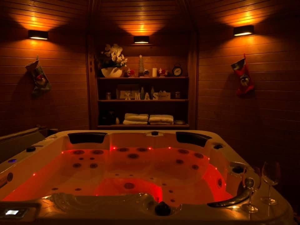 Jacuzzi ogrodowe z altanką