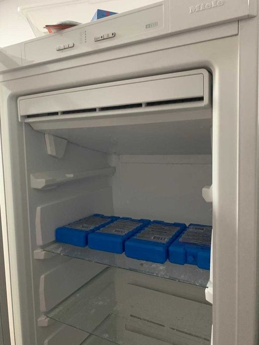 Морозильна камера MIELE