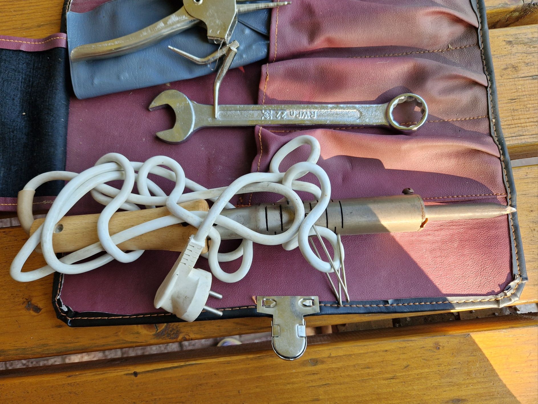 Komplet narzędzi z lutownicą w etui