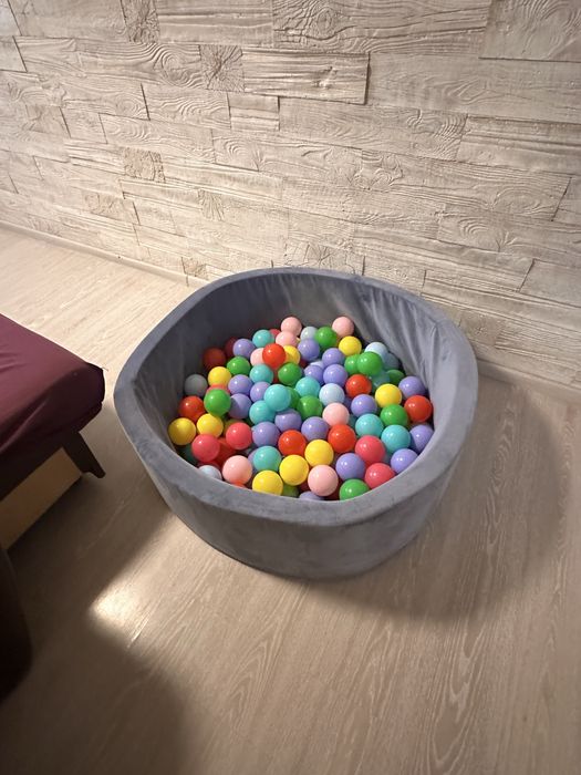 Сухий басейн із кульками