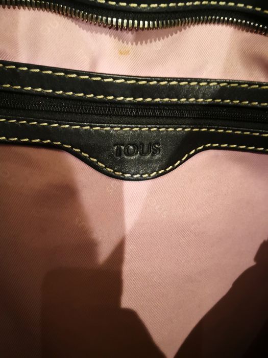 Carteira em fazenda e pele preta da marca Tous