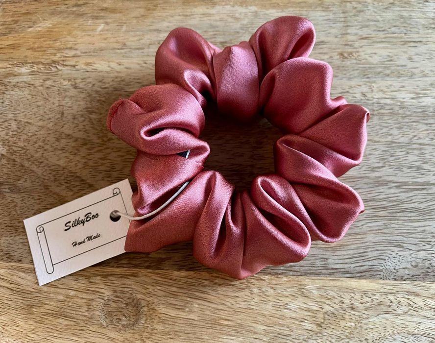 Jedwabna gumka do włosów SilkyBoo scrunchie rozmiar midi handmade