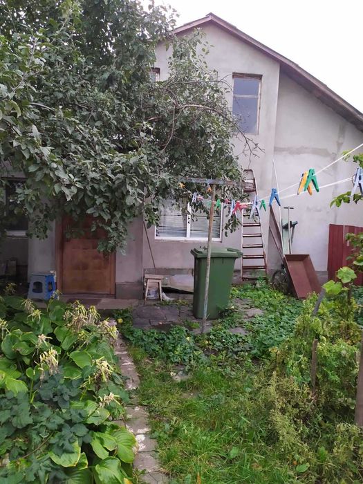 Частина цегляного будинку в затишному районі міста