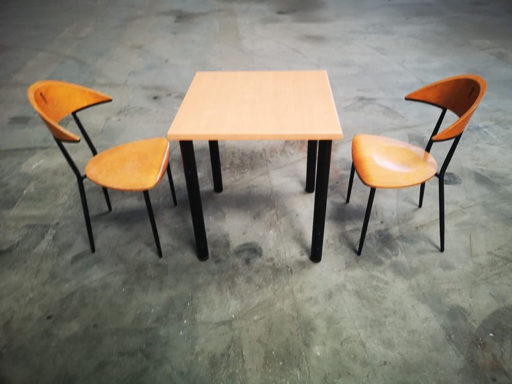 Vende se mesa com cadeiras