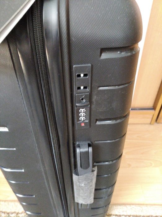 Walizka Puccini średnia czarna kółka szyfr wysuwana rączką 66-43-26