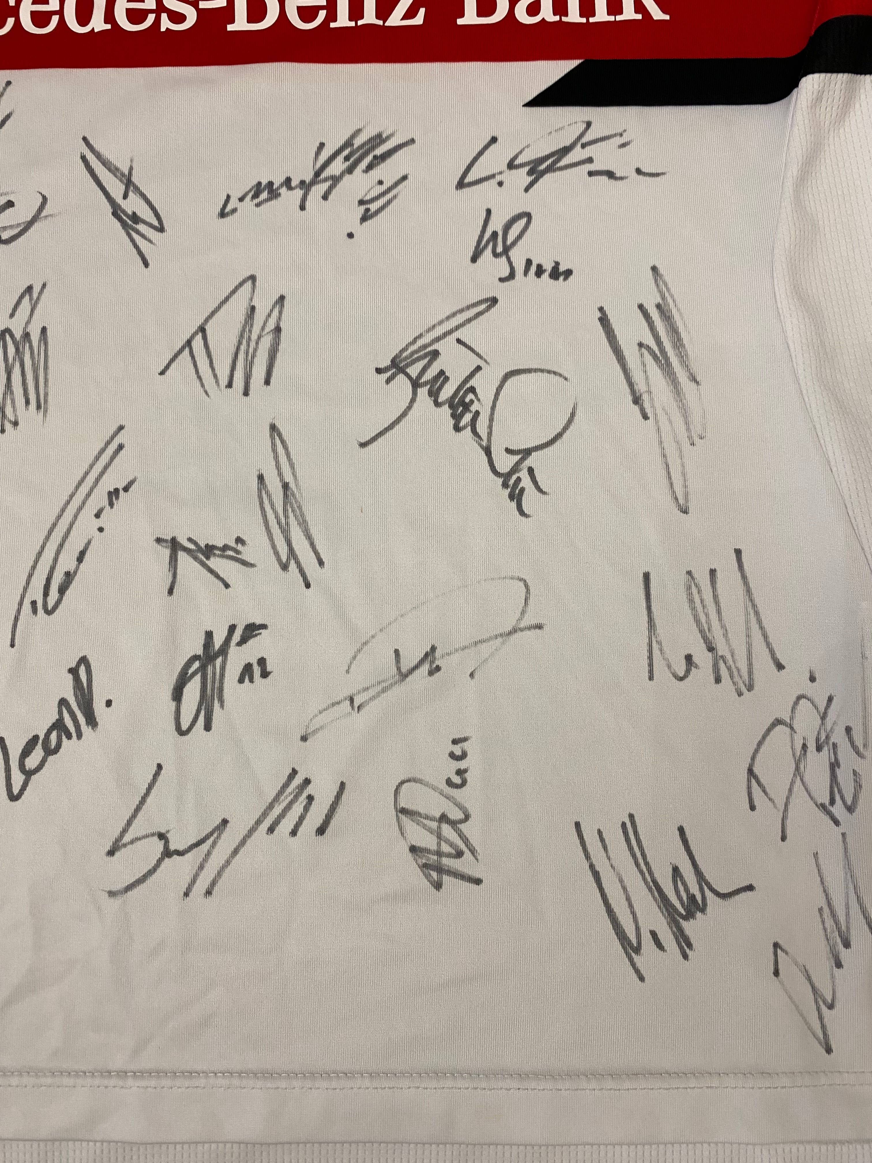 Koszulka Piłkarska VFB Stuttgart z podpisami zawodników