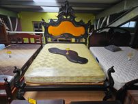 Cama antiga em madeira maciça com estrado e colchão - Muito bo