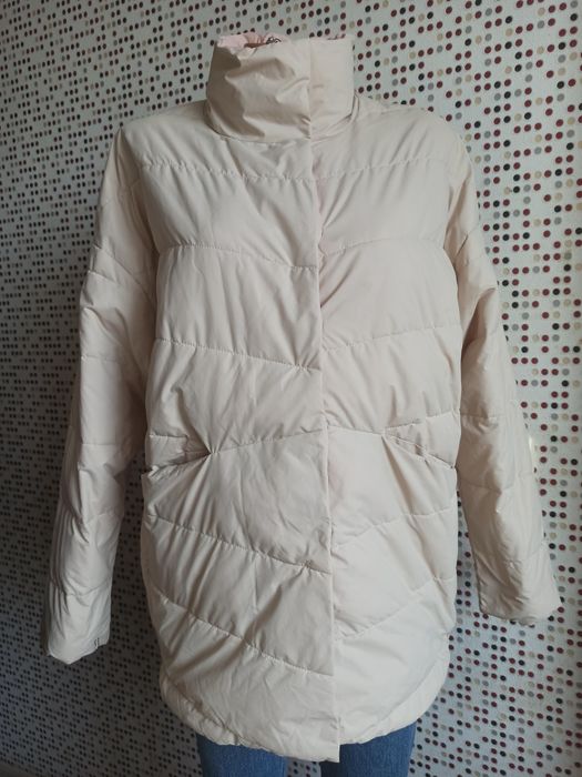 Осіння жіноча куртка бежевого кольору на рожевій підкладці, розмір S