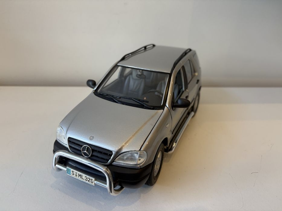 Model Mercedes ML 1:18 Maisto (bburago welly)