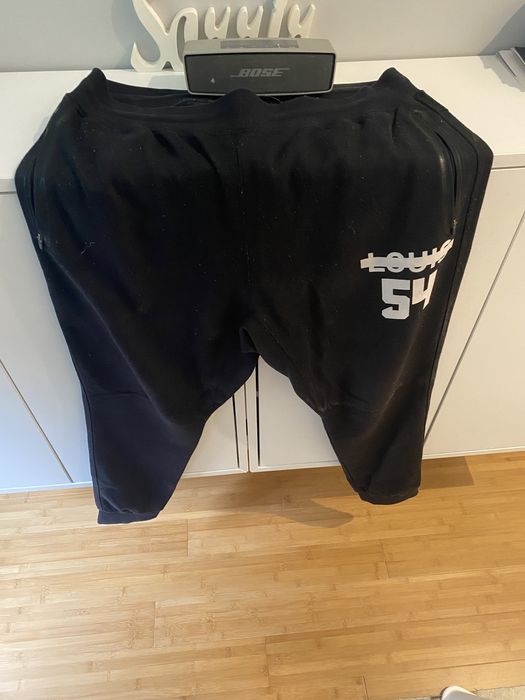 Calças, calções, camisas e t-shirts