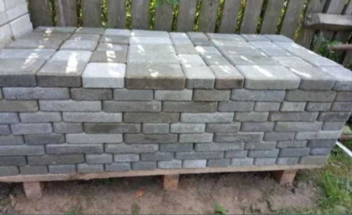 Тротуарна плитка напівсухого вібропресування. В наявності 8 квадратів.